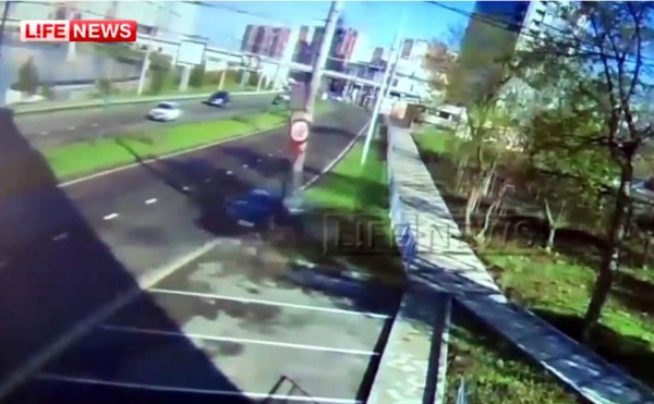 Video. Futbolista ruso en estado crítico tras brutal choque contra un poste de luz