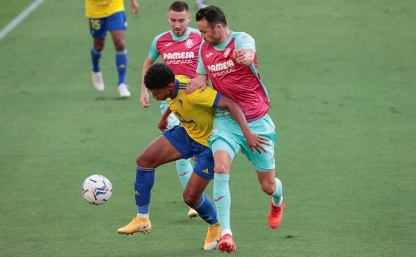El delantero hondureño del Cádiz CF, Anthony Lozano, lucha por el balón con el centrocampista del Villareal CF, Vicente Iborra. Foto EFE