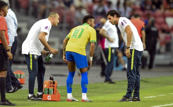 Neymar estará un mes de baja tras lesionarse con Brasil
