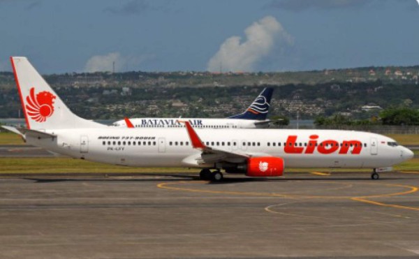 Avión de Lion Air se estrella en el mar en Indonesia con 188 personas