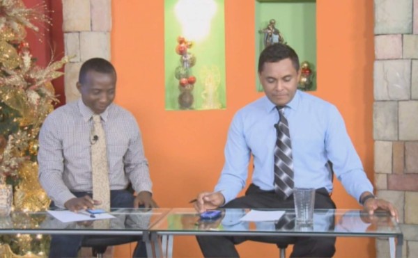 Los periodistas Pablo Zapata y Carlos Molina al momento en que el vaso se movió sin explicación.