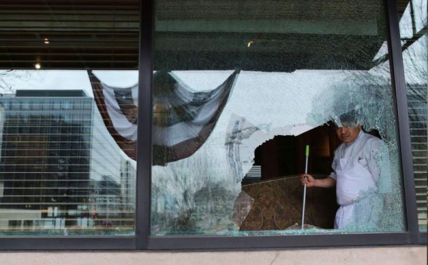 Varios locales aledaños a la Casa Blanca sufrieron daños causados por la violencia de los anarquistas.