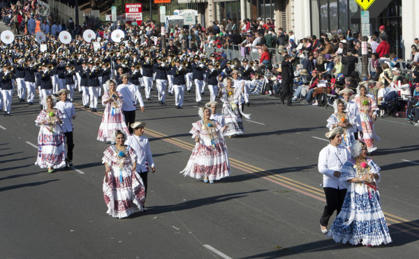 Millones de pétalos y semillas enamoran en Desfile de las Rosas