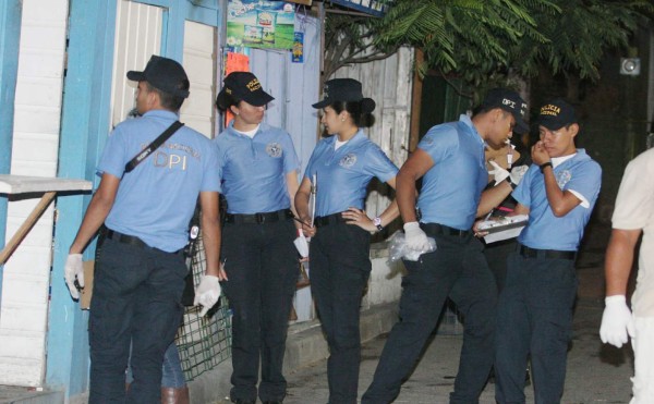 Acribillan a mujer frente a su negocio de venta de accesorios para celulares