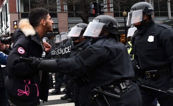 Los enfrentamientos entre Policías y manifestantes se presentaron durante toda la jornada.