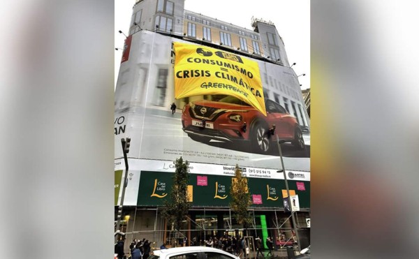 Greenpeace despliega una pancarta en Madrid contra la 'fiesta del consumismo'