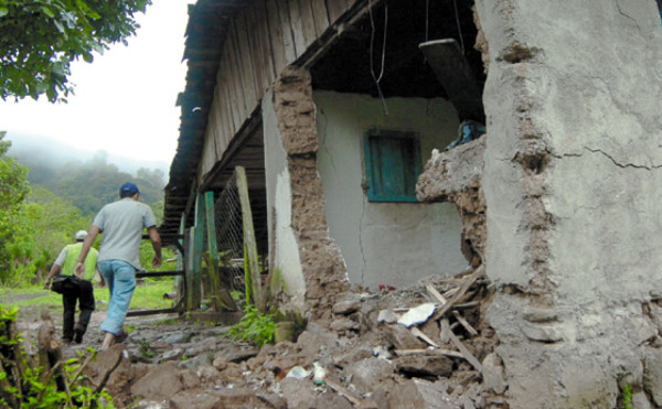 Deslave sepulta dos caseríos