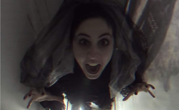 Divertida broma la que vivieron varias personas en el estreno de la película La dama de Negro. Foto YouTube.