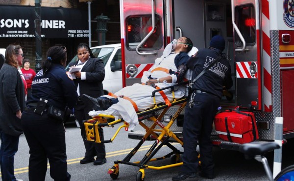 Más de 100 heridos deja descarrilamiento de tren en Nueva York