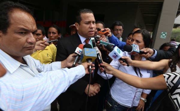 Denuncian al CNA por compras de vehículos