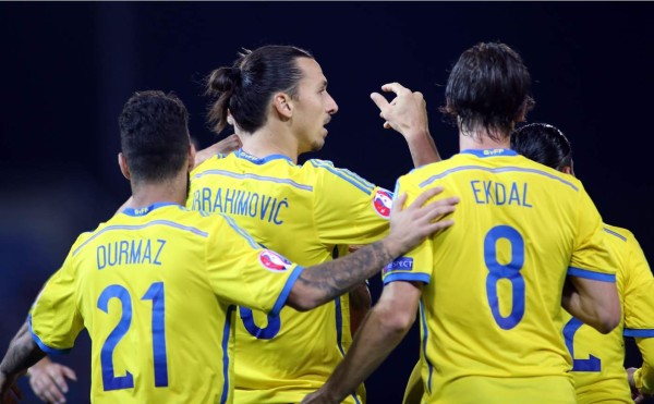 Ibrahimovic lidera a Suecia, que sigue con vida