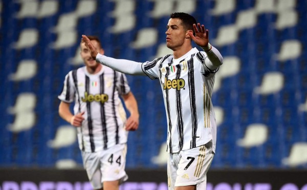 Cristiano Ronaldo marcó su gol 100 con la camiseta de la Juventus en el triunfo sobre el Sassuolo. Foto AFP