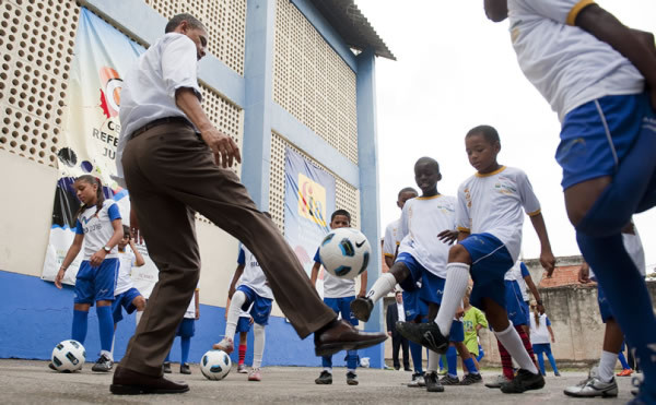 Brasil: Obama juega fútbol con niños de la favela