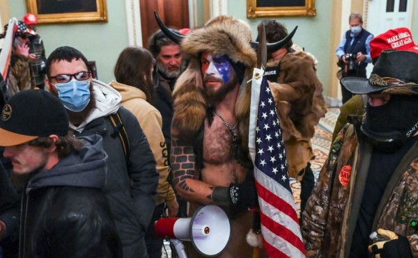 Capturan a Jake Angeli, el hombre con cuernos que asaltó el Capitolio