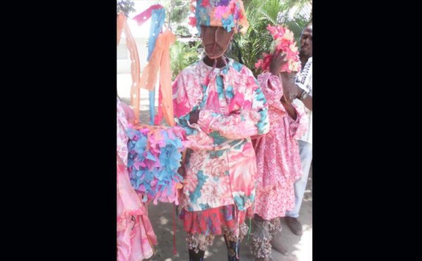 Un hombre garífunas (garinagu o karaphuna) viste un traje con el que honra a sus ancestrales.