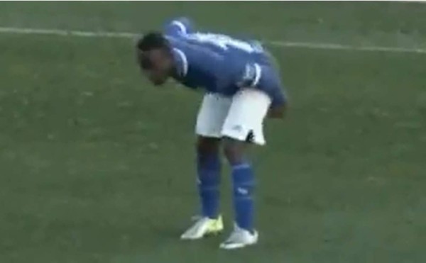 Futbolista enseña sus muslos tras marcar gol y es expulsado