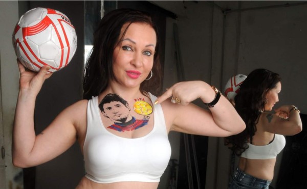 Video: Una actriz ucraniana se tatúa a Messi... ¡en el pecho!