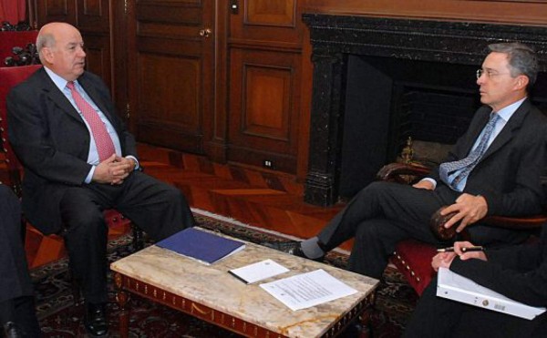 Insulza pide a Colombia y Ecuador bajar la retórica