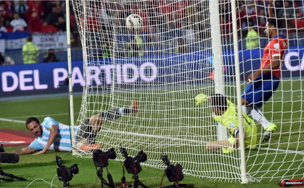 VIDEO: El increíble fallo de Higuaín en el último minuto