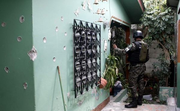 Agentes de la Policía inspeccionaron ayer la casa cateada.