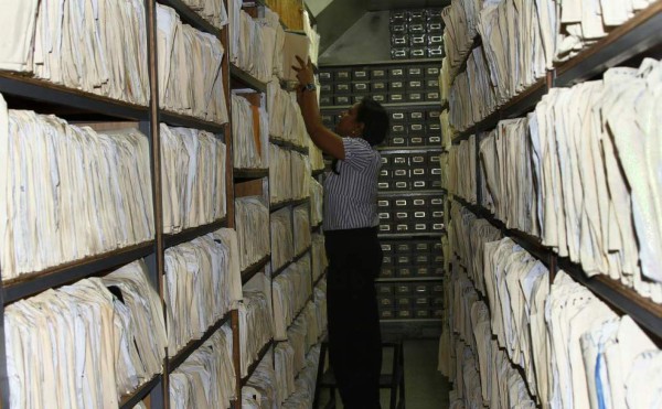 Ponen un alto a estudiantes de Medicina que se llevaban los expedientes clínicos