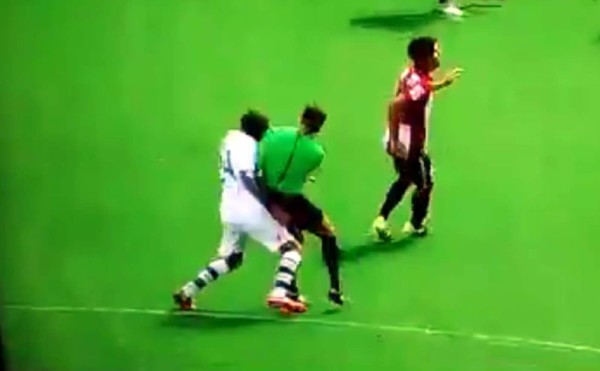 VIDEO: 'Falta' del árbitro a un jugador en el último minuto y la jugada termina en gol