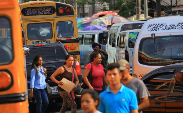 Buses y taxis del este, los que más irrespetan las paradas