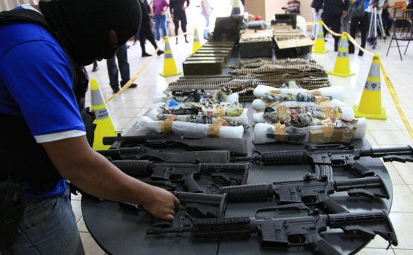 Roban 700 AK 47 de bodega de la Policía de Honduras
