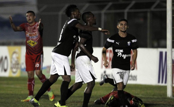 Triunfo 'in extremis' del Honduras Progreso sobre el Vida de Carlos Pavón