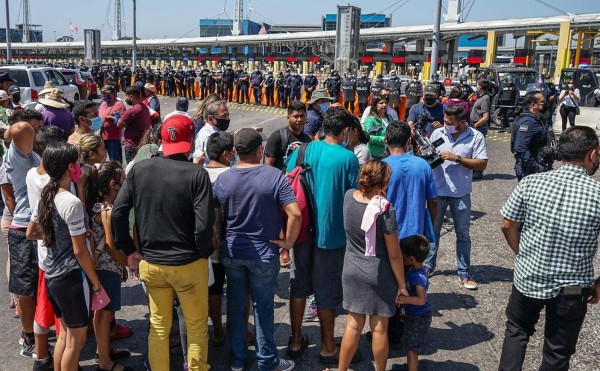 Migrantes intentan cruce masivo a EE.UU. tras engaño en la mexicana Tijuana