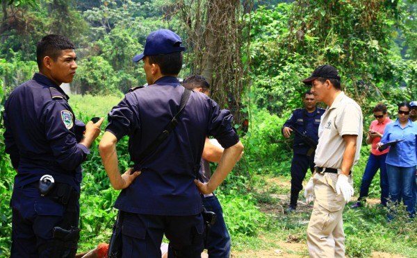 Lo hallan muerto con un lazo en el cuello