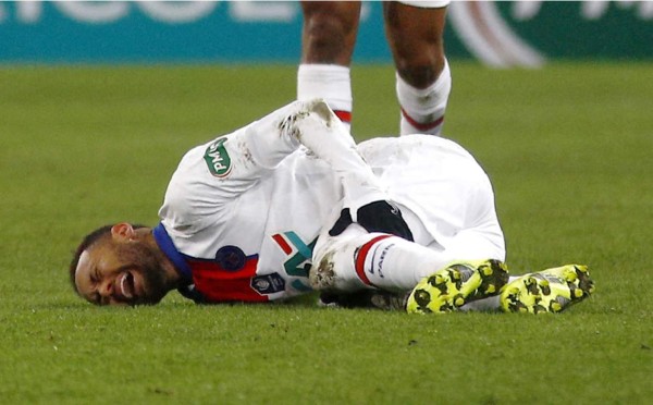 ¡Alarma en el PSG! Neymar se retira lesionado a una semana de enfrentar al Barcelona en Champions