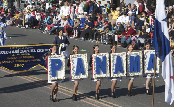 Millones de pétalos y semillas enamoran en Desfile de las Rosas