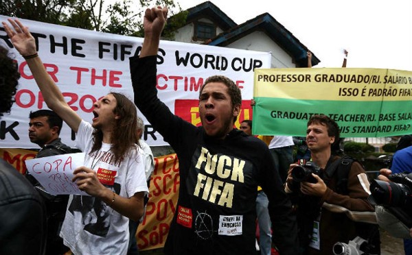 Selección brasileña inicia preparación entre hinchas y protestas