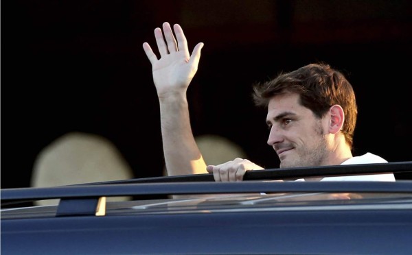 Casillas, recibido por decenas de seguidores en Portugal