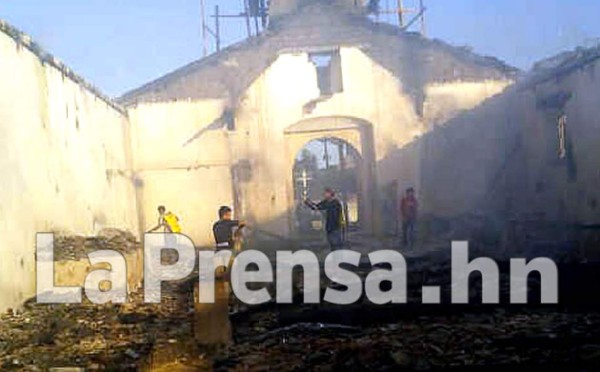Honduras: Incendio consume iglesia colonial en Lempira