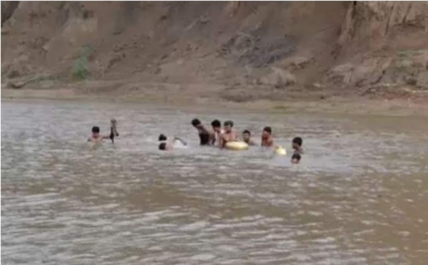 Video: Niños cruzan río nadando para llegar a la escuela 