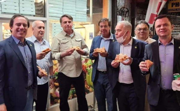 Sin vacuna, Bolsonaro come en la calle al no poder ingresar a restaurante en Nueva York