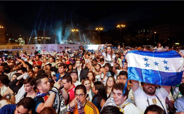 Bandera de Honduras en festejos de aficionados del Real Madrid en España