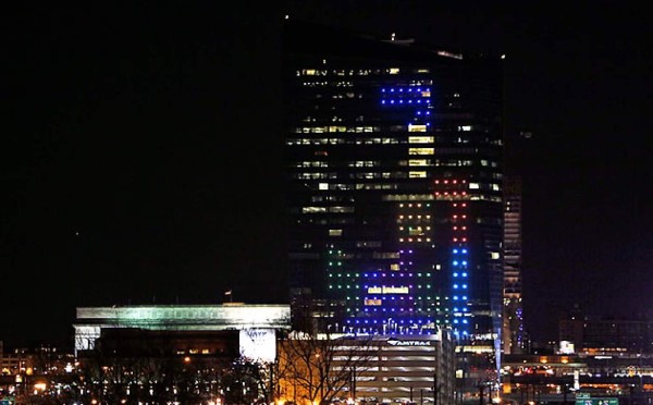 Juegan Tetris gigante en fachada de rascacielos en EUA