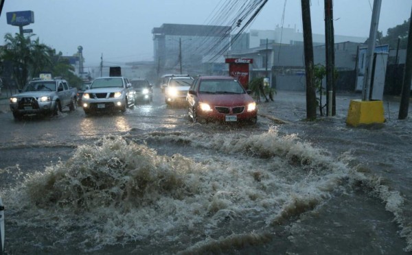 Fuerte lluvia y relámpagos afectan a San Pedro Sula