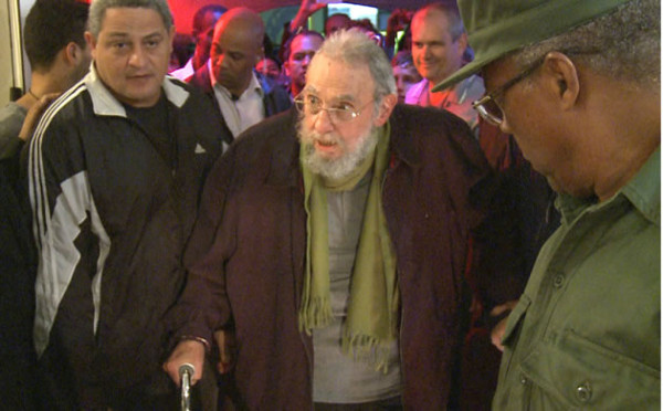 Fidel Castro reaparece en público tras ausencia de nueve meses