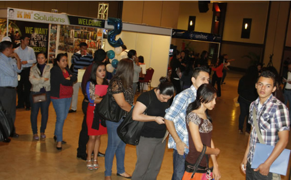 Cientos de personas acuden a feria del trabajo que realiza hoy Altia