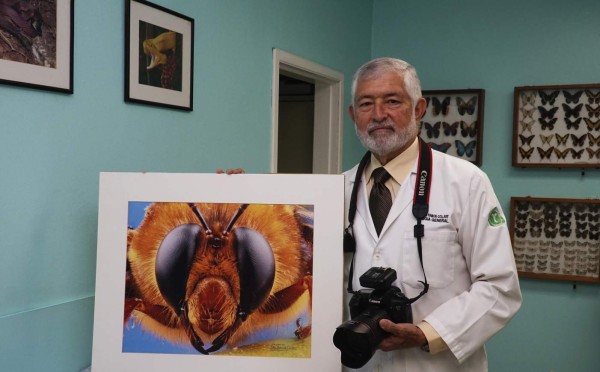 Cuando no da consulta toma fotografías y caza mariposas