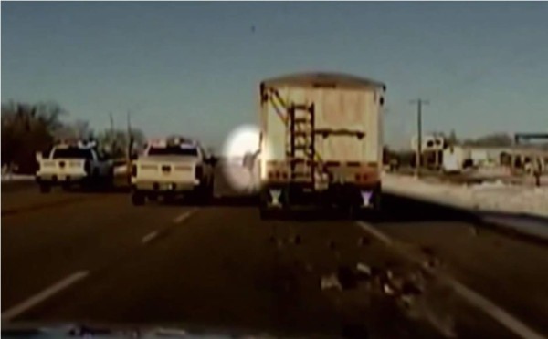 Valiente policía salta sobre un camión en marcha