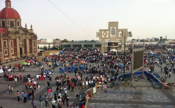 Peregrinos llegan al santuario de la Virgen de Guadalupe para festejarla