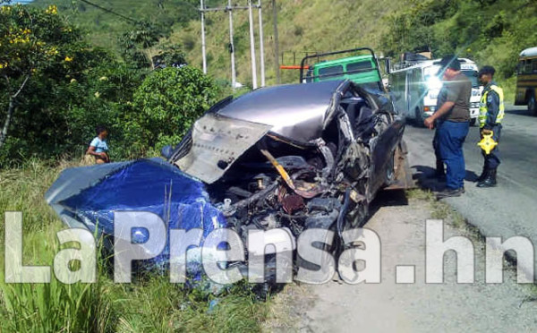 Policía hondureño queda a punto de morir tras accidente
