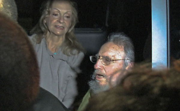 Fidel Castro reaparece en público tras ausencia de nueve meses
