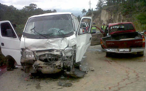Reportan tres muertos y siete heridos tras accidente vial