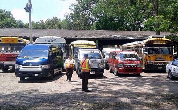 Autoridades de Honduras decomisan buses en Chamelecón